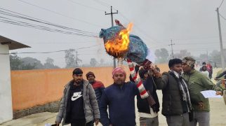मधेश प्रदेश सभा अगाडि मुख्यमन्त्री सिंहको पुतला दहन