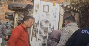 काठमाडौंबाट रामेछाप हुँदै ओखलढुङ्गाका लागि छुटेको बस काभ्रेमा दुर्घटनामा, १८ जना घाइते