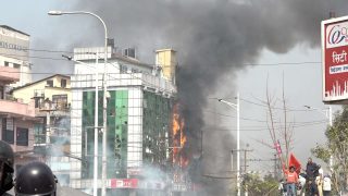 राजावादीहरुको आमसभा विथोलियो, घरमा लागेको आगो नियन्त्रणको प्रयास