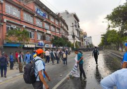 शिक्षक आन्दोलनमा झडप : निषेधित क्षेत्र तोड्ने प्रयासमा प्रहरीसँग भिडन्त