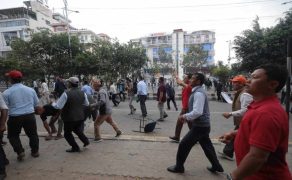 प्रहरीसँग झडपपछि शिक्षकहरू आक्रोशित,मागे गृहमन्त्रीको राजिनामा