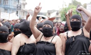 सहकारी पीडितको माइतीघरमा अर्धनग्न प्रदर्शन, ‘आन्दोलन रहर होइन, बाध्यता हो’ भन्ने आवाज