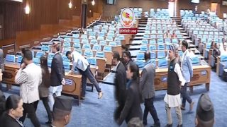 साढे दुई घण्टा वेलमा उभिएर अन्ततः संसदबाट बाहिरिए रास्वपा सांसद