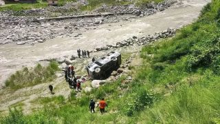 मेलम्ची आउँदै गरेकाे बस इन्द्रावती किनारमा खस्याे, ८ जना घाइते