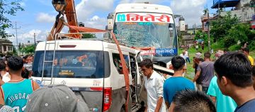 चितवनमा बस र इभी माइक्रोबस ठोक्किँदा ७ जनाको मृत्यु, १८ घाइते