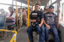 बन्दमा पनि सडकमा गुड्दैछन् साझाका बस, बन्दूकधारी प्रहरीले दिइरहेछन् सुरक्षा