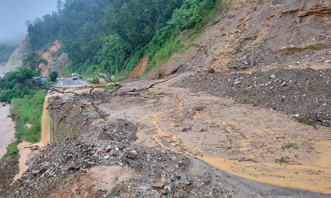 वर्षा, पहिरो तथा नदी कटानका कारण देशका ७ सडकखण्ड अवरुद्ध