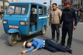 थापाथली चोकमा टेम्पोले ट्राफिक प्रहरीलाई दियो ठक्कर