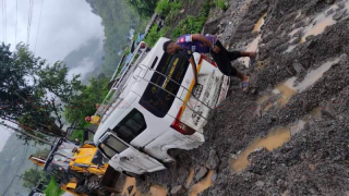 पहिरोले वीपी राजमार्गका विभिन्न तीन स्थानमा यातायात अवरुद्ध