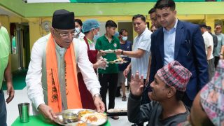 प्रचण्डले गरे स्वर्गिय श्रीमतीको स्मृति दिवसमा मानवसेवा आश्रममा सहयोग, हेर्नुहोस् तस्बिरहरु