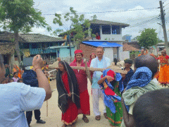 मधेशमा पानी नपरेपछि स्थानीयले सांसदलाई समाते, हली बनाए