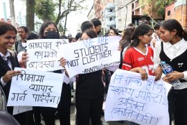 विद्यालय पोशाकमै सडकमा उत्रिएका विद्यार्थीहरू प्रहरीको नियन्त्रणमा
