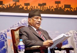 प्रचण्डको सल्लाह रामहरिलाई : सभापति पद छाडेर राजनीति जोगाउनुस्