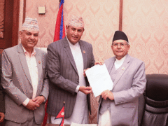 सभामुखलाई राजीनामा बुझाउँदै रामहरि खतिवडा पदमुक्त