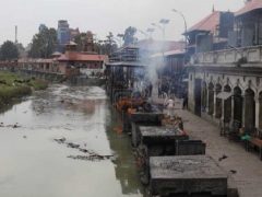 पशुपति अर्यघाटमा शवबाट हड्डी निकाल्ने दुई जना पक्राउ