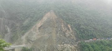 मुग्लिन नारायणघाट सडकखण्डको पहिरो पन्छाउने काम सुरु, वैकल्पिक सडक प्रयोग गर्न अनुरोध