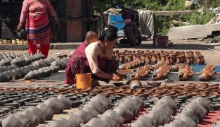 तिहारका लागि माटोको पाला बनाउन भ्याइनभ्याइ (फोटोहरु)