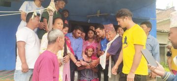 देउसी भैलो खेलेर क्यान्सर पीडित महिलालाई युवाहरूले गरे सहयोग 