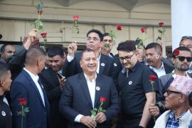 बन्दुक छोडेका विप्लवको हातमा गुलाबको फूल (तस्बिरहरु)