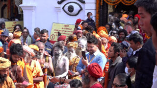 तस्बिरमा हेर्नुहोस् पशुपतिमा आएका नागा बाबासहित साधुसन्तको बिदाइ