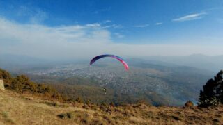 सुर्खेतको आकाशमा नयाँ उत्साह : ‘कर्णाली समृद्धि’सँगै पर्यटन प्रवर्द्धनका लागि प्याराग्लाइडिङ