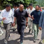 गगन थापा नुवाकोटका बाढी प्रभावित क्षेत्रमा