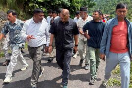गगन थापा नुवाकोटका बाढी प्रभावित क्षेत्रमा