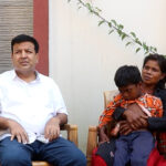 पर्वत परियारलाई गाउँबाटै झिकाएर डा.सुनील शर्माले गराए निःशुल्क उपचार