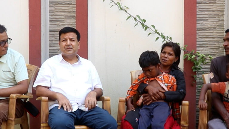 पर्वत परियारलाई गाउँबाटै झिकाएर डा.सुनील शर्माले गराए निःशुल्क उपचार