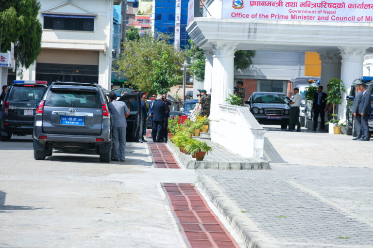 प्रधानमन्त्री भेट्न सिंहदरबार पुगे भारतीय सेना प्रमुख (तस्विरहरु)