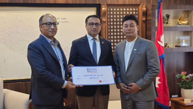बाढी प्रभावितलाई सगरमाथा लुम्बिनी इन्स्योरेन्सको ५१ लाख रुपैयाँ सहयोग