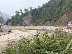 भारी वर्षाको सम्भावनालाई ध्यानमा राख्दै बीपी राजमार्गको निर्माणाधीन ट्रयाकको काम स्थगन
