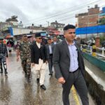 खोलाको पानीको बहाव बढेपछि एमाले कार्यालय च्यासल पुगे गृहमन्त्री गुरुङ