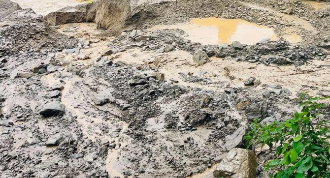 अविरल वर्षाले तीन राष्ट्रिय राजमार्गका विभिन्न स्थानमा सडक अवरुद्ध